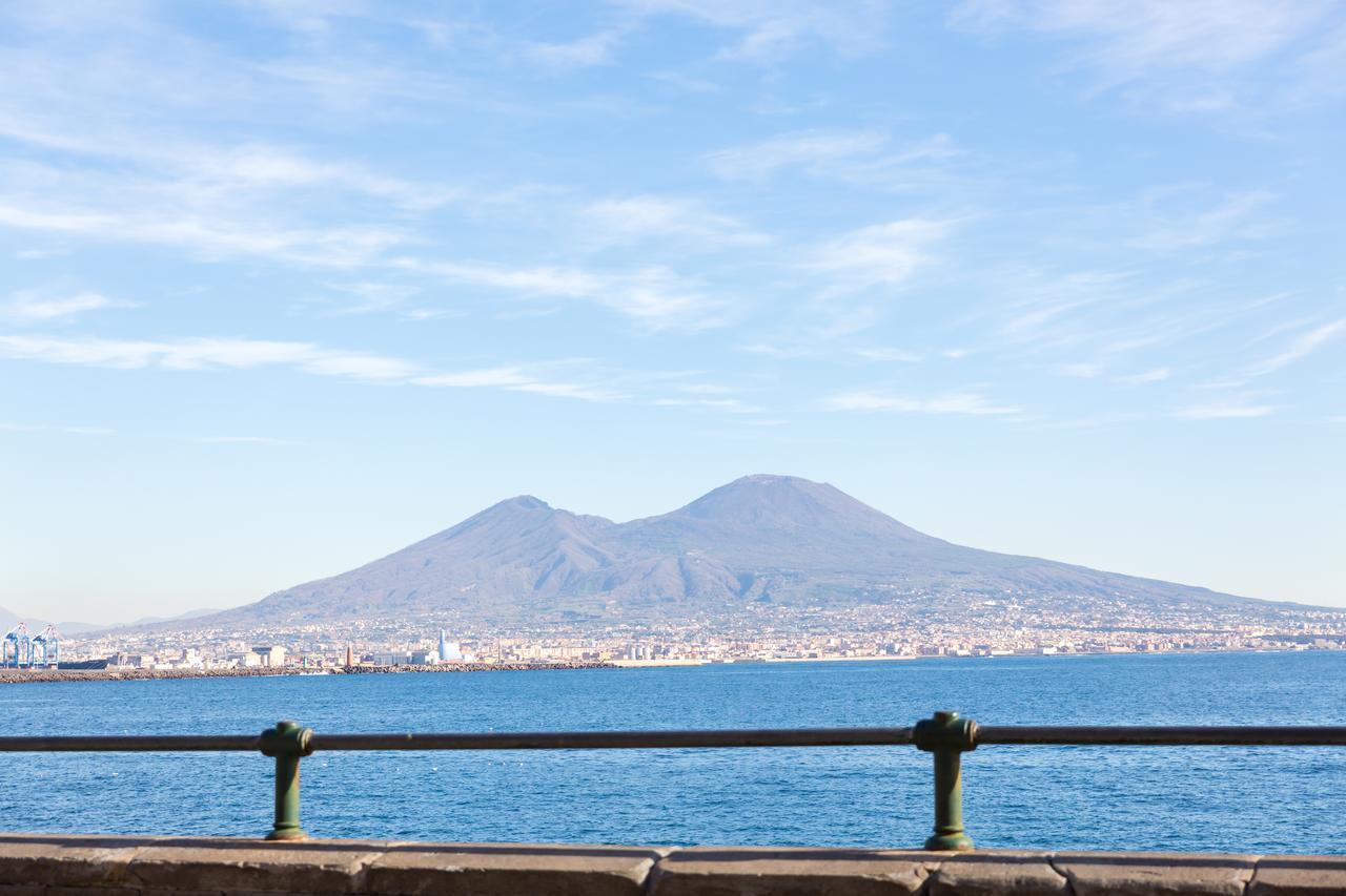 Vecchia Napoli - Santa Lucia Apartment Bagian luar foto