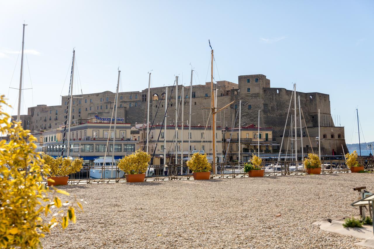 Vecchia Napoli - Santa Lucia Apartment Bagian luar foto