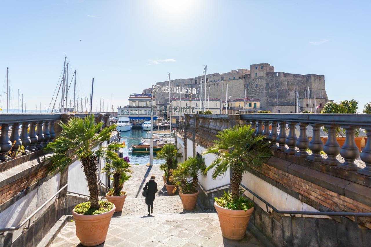 Vecchia Napoli - Santa Lucia Apartment Bagian luar foto